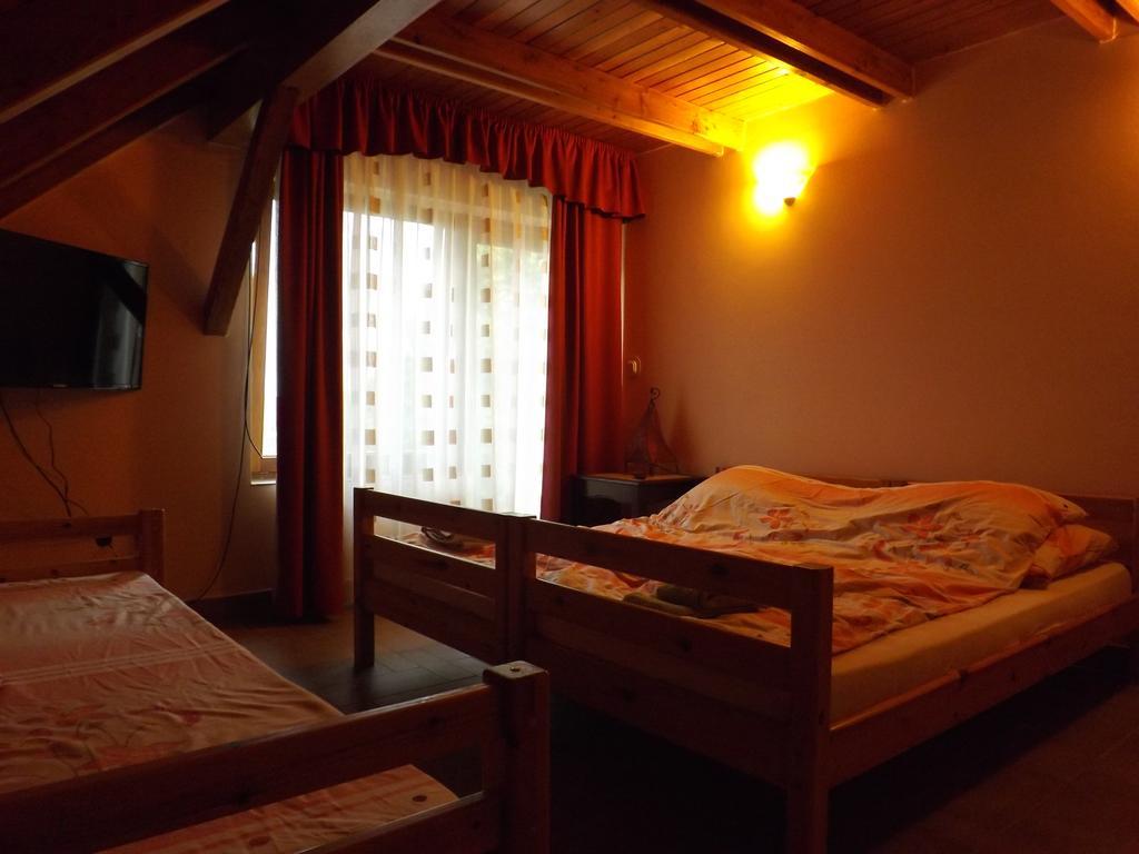 Napos Vendeghaz Hotel Gyor Bagian luar foto