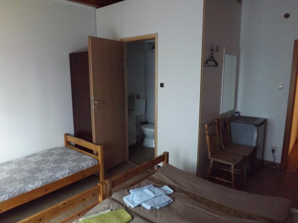 Napos Vendeghaz Hotel Gyor Bagian luar foto